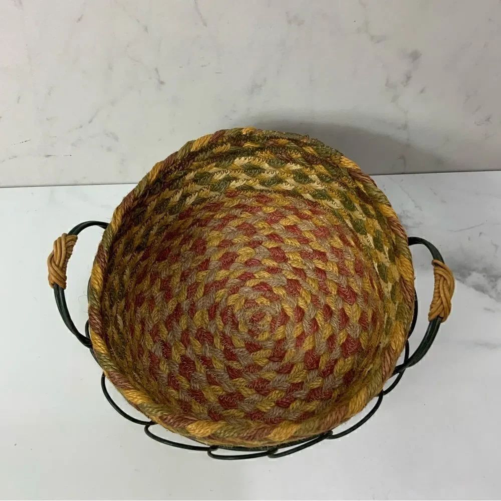 Wire basket with woven insert - Picture 2 of 4